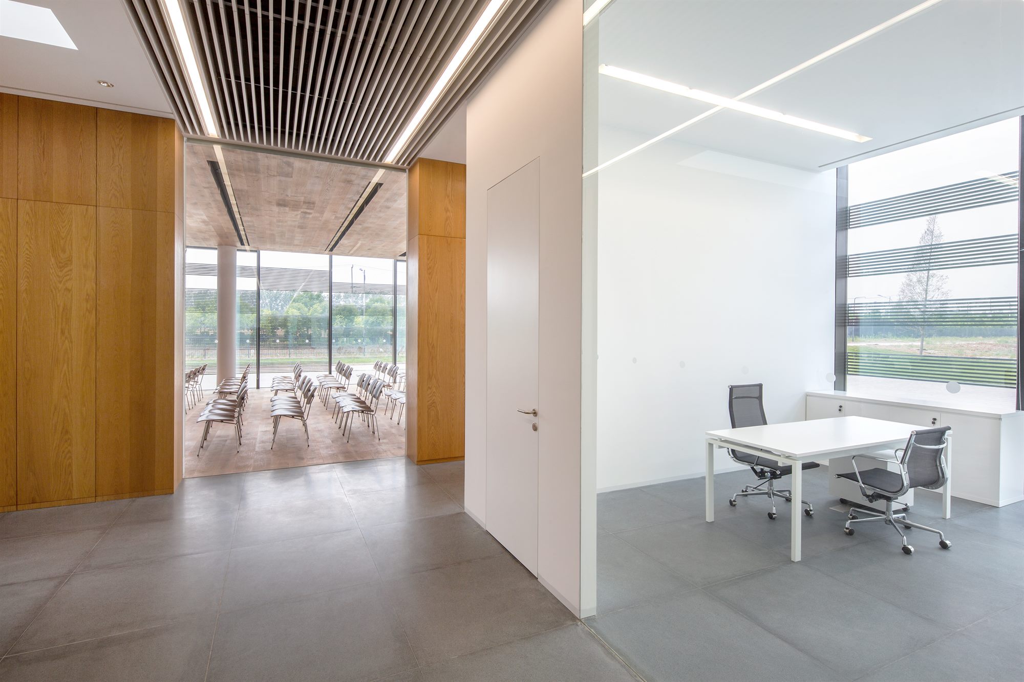 Meeting area with timber wall and slatted ceiling, Donghai office building