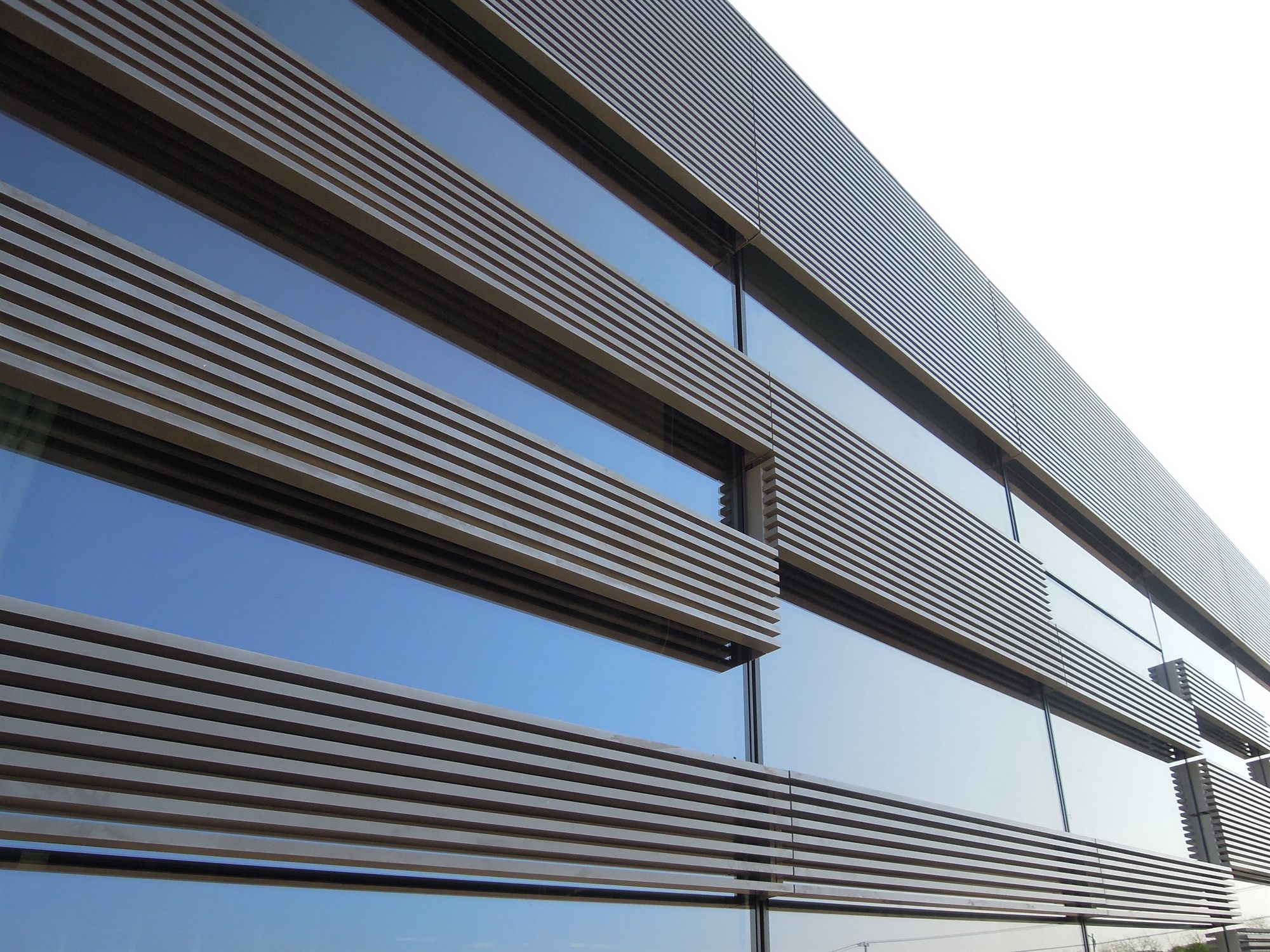 Mobile horizontal louvres that allow the Donghai office building to change its shading ability and appearance