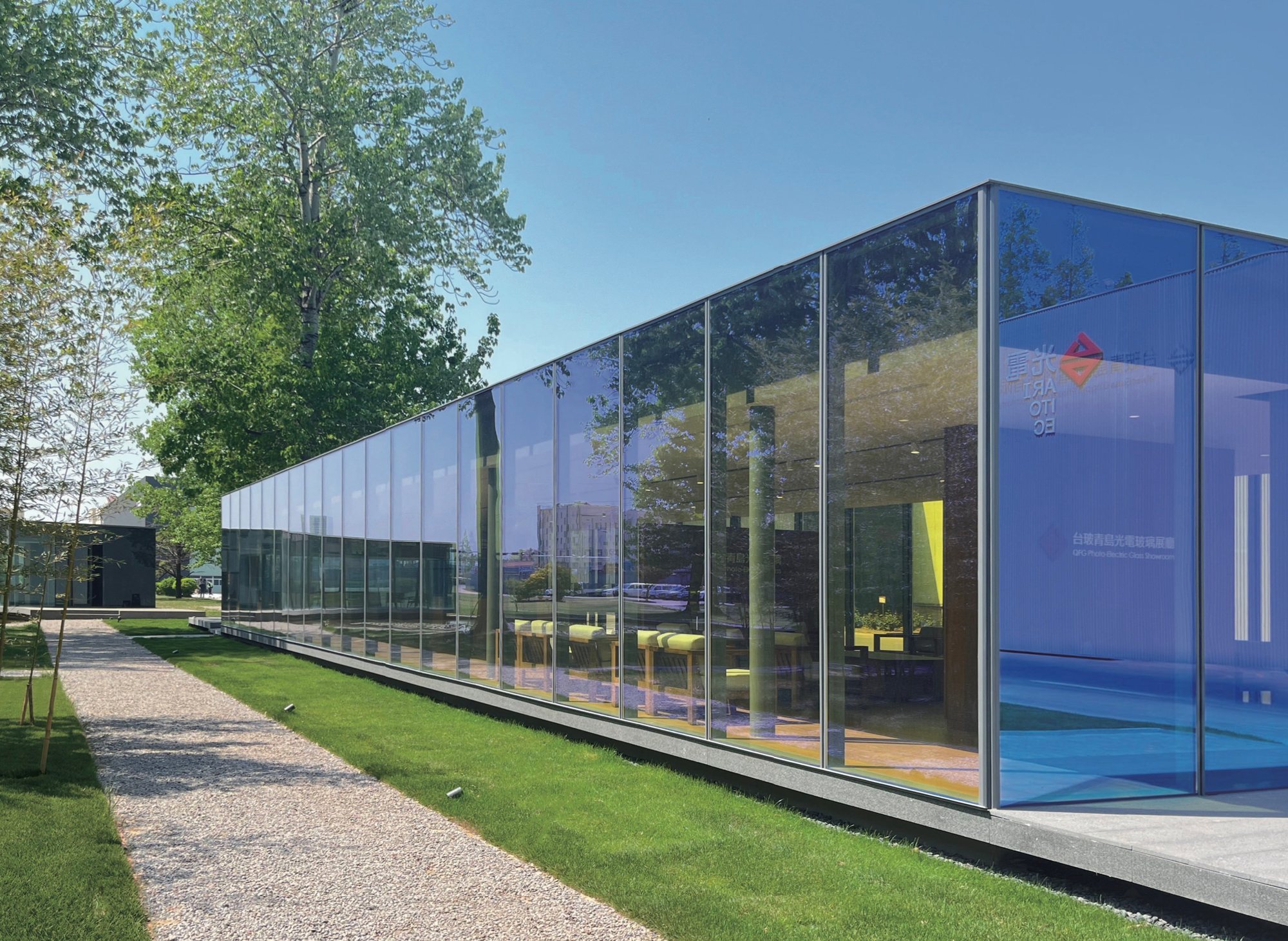 Dichroic glass showroom casting purple and yellow tones in the Taiwan Glass Qingdao garden