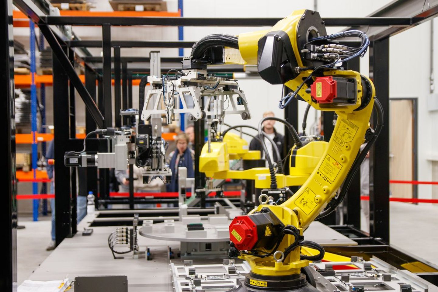 Industrial robot arm in an automated manufacturing cell